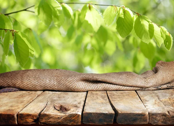 Meja Kayu Kosong Dengan Latar Belakang Alami Kabur — Stok Foto