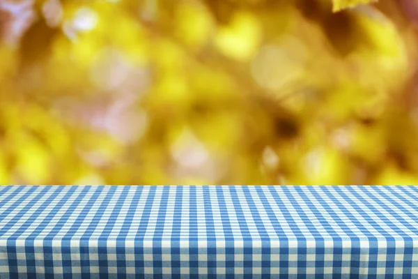 市松模様のテーブル クロスの色と自然な背景をぼかした写真空のテーブル — ストック写真