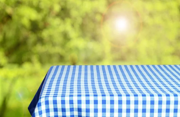 Mesa Vazia Com Toalha Mesa Quadriculada Cores Fundo Natural Desfocado — Fotografia de Stock