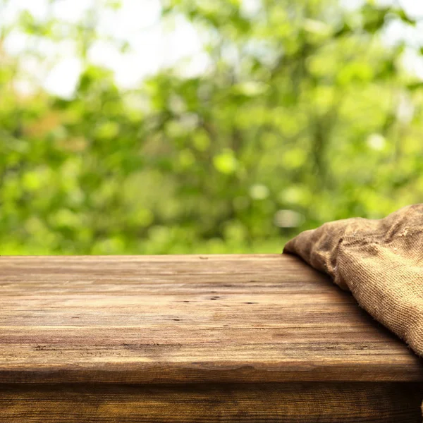 自然な背景 空の木製テーブル — ストック写真