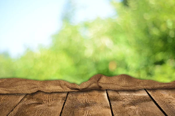 Lege Houten Tafel Met Onscherpe Natuurlijke Achtergrond — Stockfoto