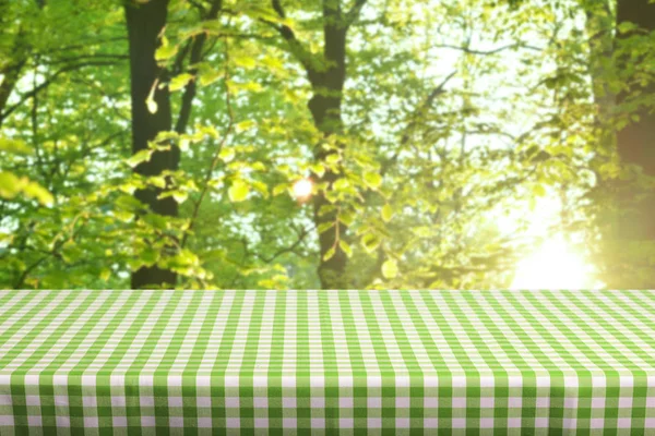 Mesa Vazia Com Toalha Mesa Quadriculada Colorida — Fotografia de Stock