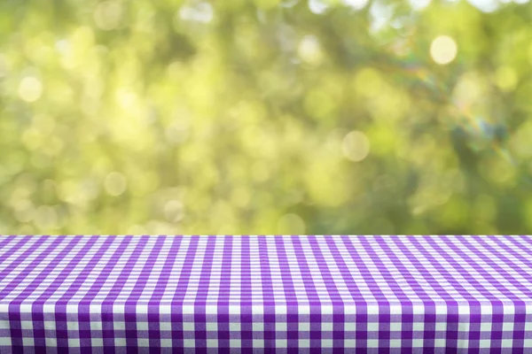 市松模様のテーブル クロスの色と自然な背景をぼかした写真空のテーブル — ストック写真