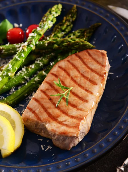 Grilled Tuna Steak Roasted Asparagus Parmesan — Stock Photo, Image