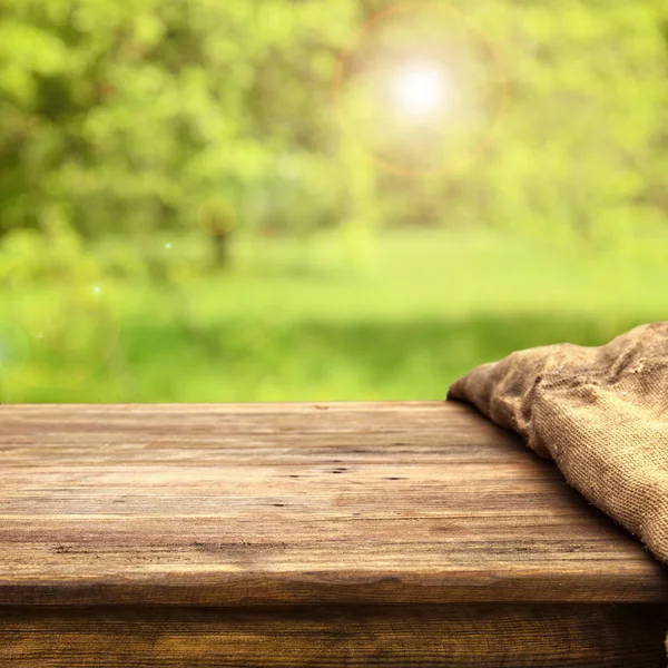 Lege Houten Tafel Met Natuurlijke Achtergrond — Stockfoto