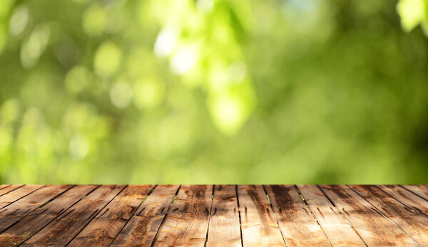 Пустой деревянный стол с естественным фоном

