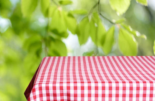 Tom Tabell Med Färg Rutig Duk Och Suddig Naturliga Bakgrund — Stockfoto