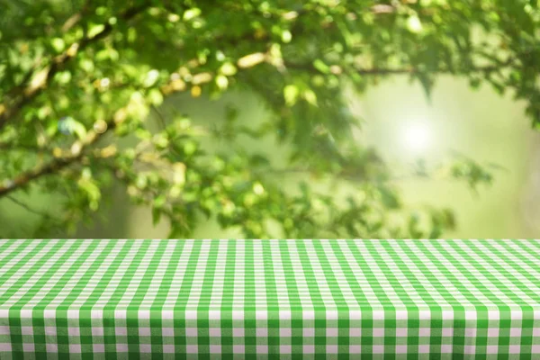 Mesa Vazia Com Toalha Mesa Quadriculada Colorida — Fotografia de Stock