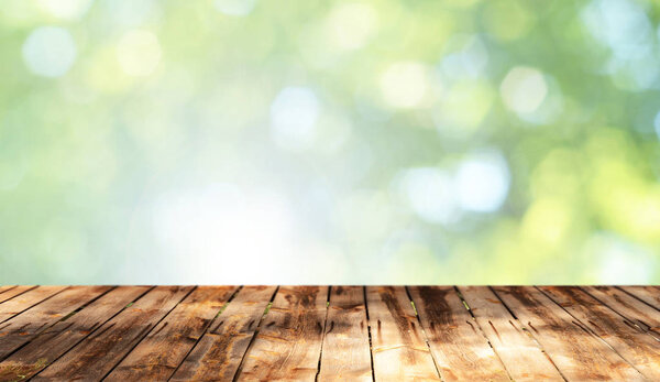 Пустой деревянный стол с естественным фоном
