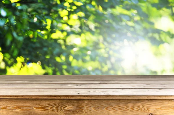 Lege Houten Tafel Met Natuurlijke Achtergrond — Stockfoto