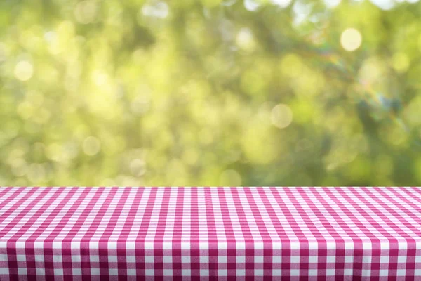 Mesa Vazia Com Toalha Mesa Quadriculada Cores Fundo Natural Desfocado — Fotografia de Stock