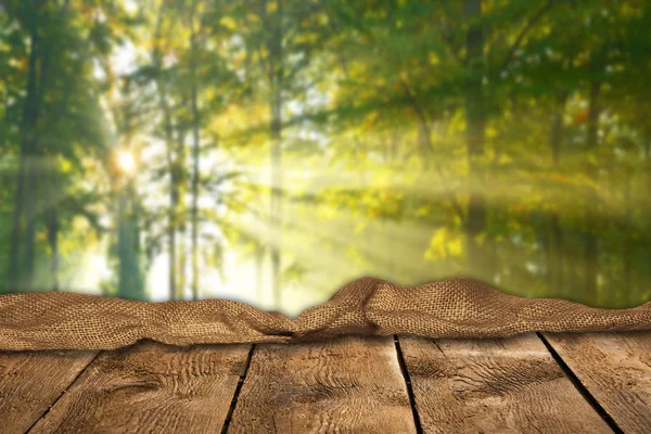 Lege Houten Tafel Met Natuurlijke Achtergrond — Stockfoto