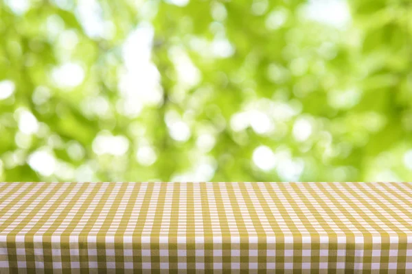 Mesa Vazia Com Toalha Mesa Quadriculada Cores Fundo Natural Desfocado — Fotografia de Stock