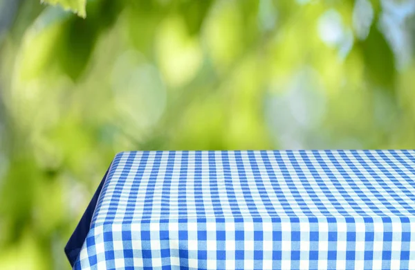 Empty Table Color Checkered Tablecloth Blurred Natural Background — Stock Photo, Image