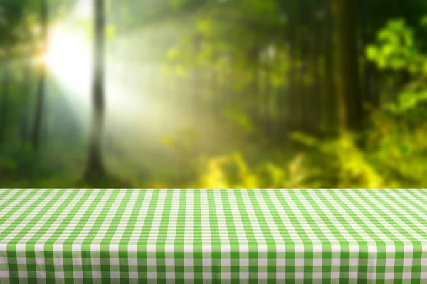 色の格子模様のテーブル クロスで空のテーブル — ストック写真