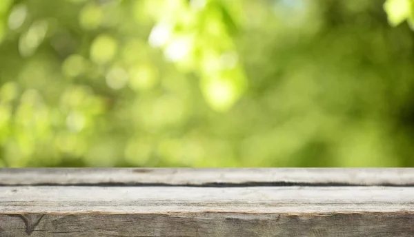 Prázdný Dřevěný Stůl Rozmazaným Pozadím — Stock fotografie