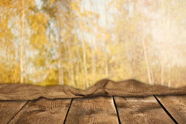 Prázdné Dřevěný Stůl Přírodním Pozadím — Stock fotografie