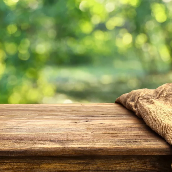 Lege Houten Tafel Met Natuurlijke Achtergrond — Stockfoto