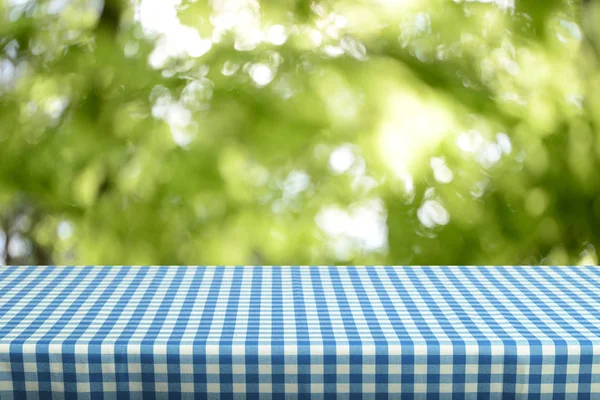 Mesa Vazia Com Toalha Mesa Quadriculada Colorida — Fotografia de Stock