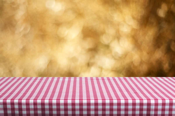 Lege Tabel Met Kleur Geruit Tafelkleed Natuurlijke Achtergrond Wazig — Stockfoto