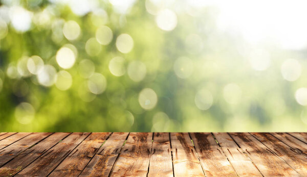 Пустой деревянный стол с естественным фоном
