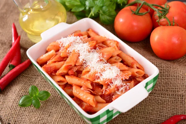 Deliziosa Pasta Arabiata Con Formaggio Foglie Basilico — Foto Stock