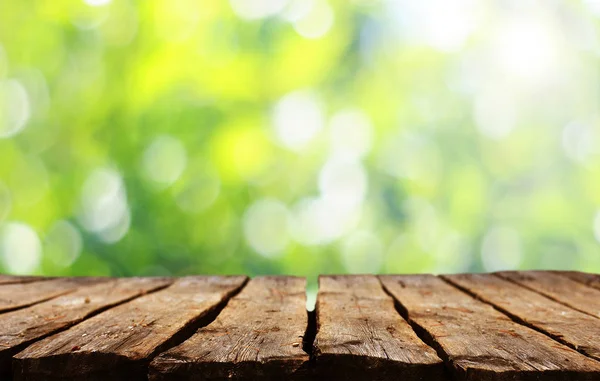 Mesa Madera Vacía Con Fondo Natural Borroso —  Fotos de Stock