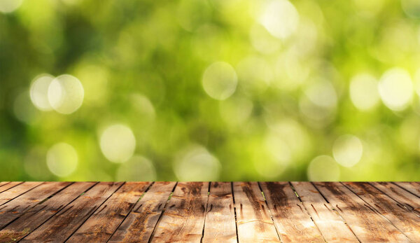 Пустой деревянный стол с размытым естественным фоном
