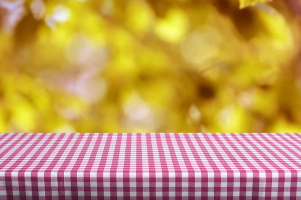 Empty Table Color Checkered Tablecloth Blurred Natural Background — Stock Photo, Image