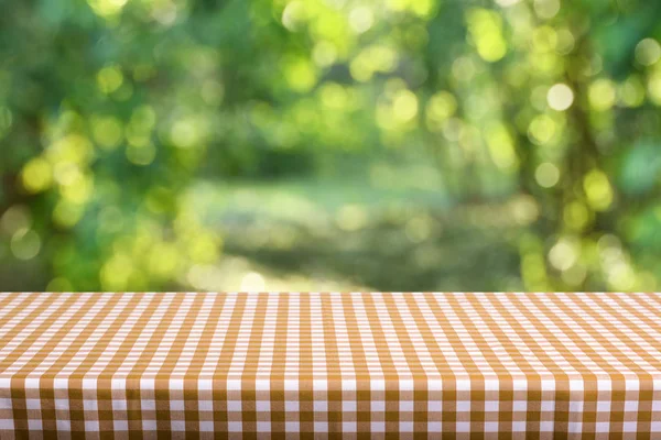 Mesa Vazia Com Toalha Mesa Quadriculada Cores Fundo Natural Desfocado — Fotografia de Stock