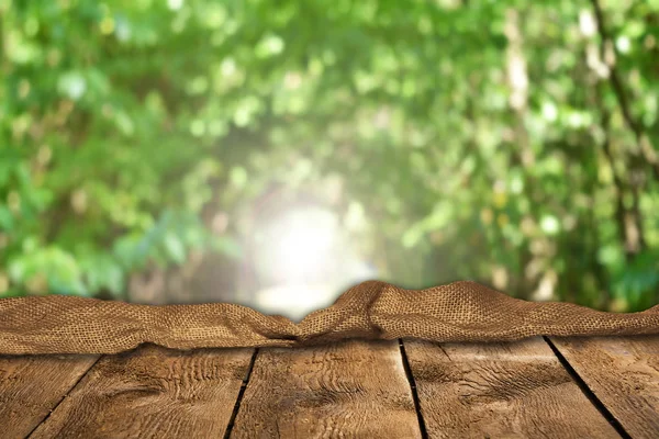 Lege Houten Tafel Met Natuurlijke Achtergrond — Stockfoto