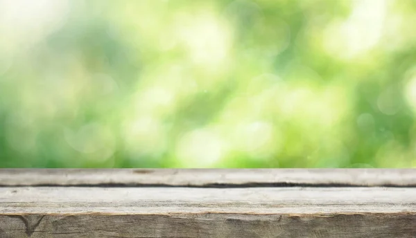 Lege Houten Tafel Met Onscherpe Natuurlijke Achtergrond — Stockfoto