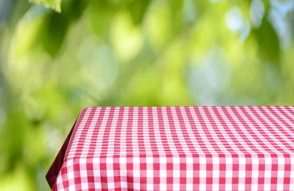 Empty Table Color Checkered Tablecloth Blurred Natural Background — Stock Photo, Image