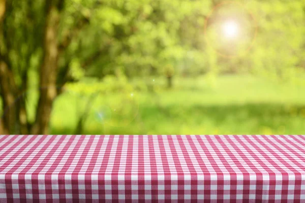 Mesa Vazia Com Toalha Mesa Quadriculada Colorida — Fotografia de Stock