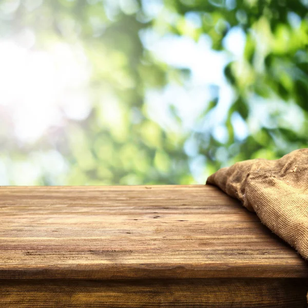 自然な背景 空の木製テーブル — ストック写真
