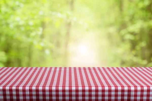 Lege Tabel Met Kleur Geruit Tafelkleed Natuurlijke Achtergrond Wazig — Stockfoto