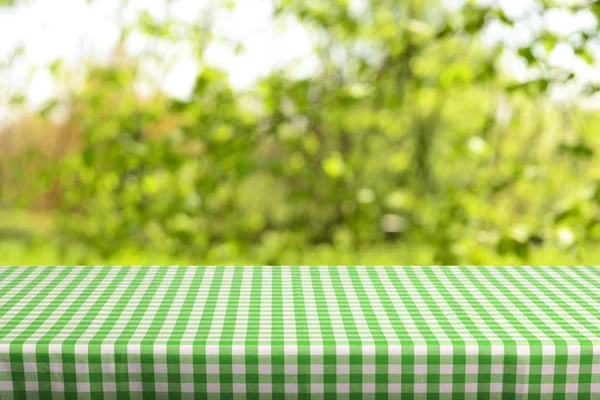 Mesa Vazia Com Toalha Mesa Quadriculada Cores Fundo Natural Desfocado — Fotografia de Stock