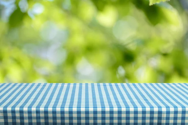 Mesa Vazia Com Toalha Mesa Quadriculada Colorida — Fotografia de Stock