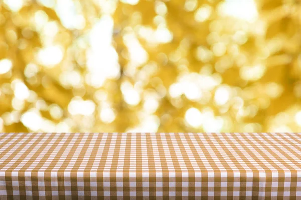 Empty Table Color Checkered Tablecloth Blurred Natural Background — Stock Photo, Image