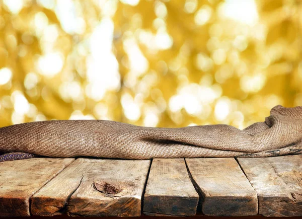 Doğal arka plan bulanık ile boş ahşap masa