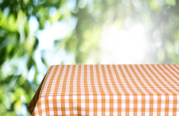 Mesa Vacía Con Mantel Cuadros Color Fondo Natural Borroso —  Fotos de Stock