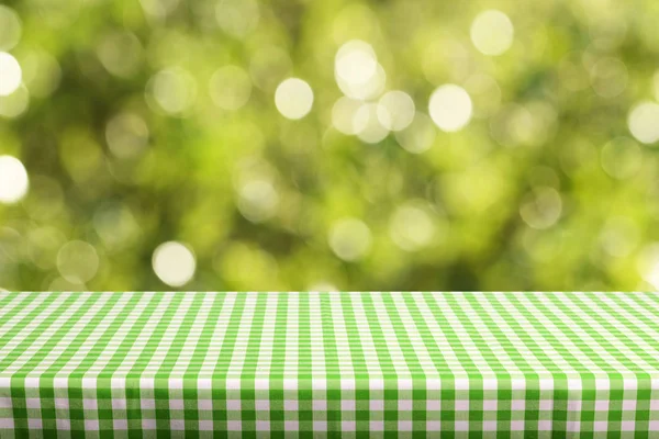 Mesa Vazia Com Toalha Mesa Quadriculada Cores Fundo Natural Desfocado — Fotografia de Stock