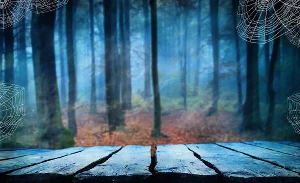 不気味なハロウィーンの背景 空の木製テーブル — ストック写真