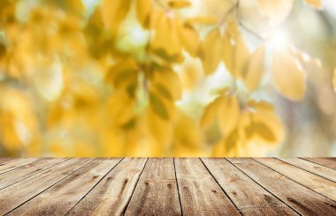 Doğal arka plan bulanık ile boş ahşap masa