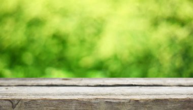 Doğal arka plan ile boş ahşap masa
