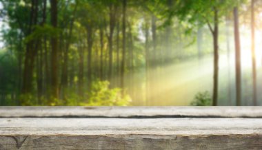 Doğal arka plan ile boş ahşap masa