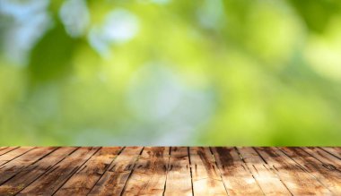 Doğal arka plan ile boş ahşap masa