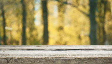 Doğal arka plan ile boş ahşap masa