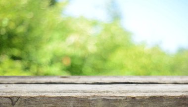 Boş tahta masa ve bulanık arkaplan