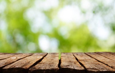 Doğal arka plan bulanık ile boş ahşap masa
